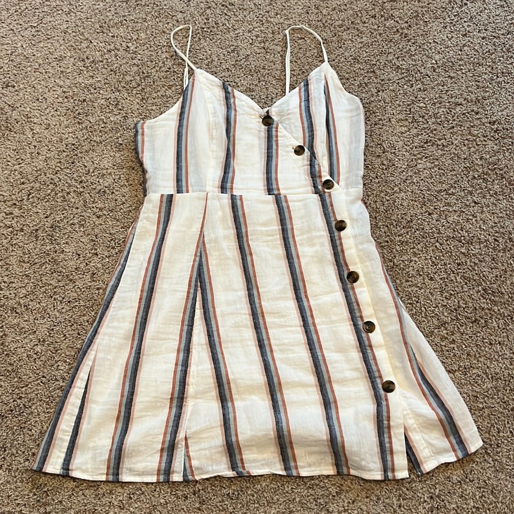 Stripes are five different colors, black, blue, pink, burnt organs, turquoise